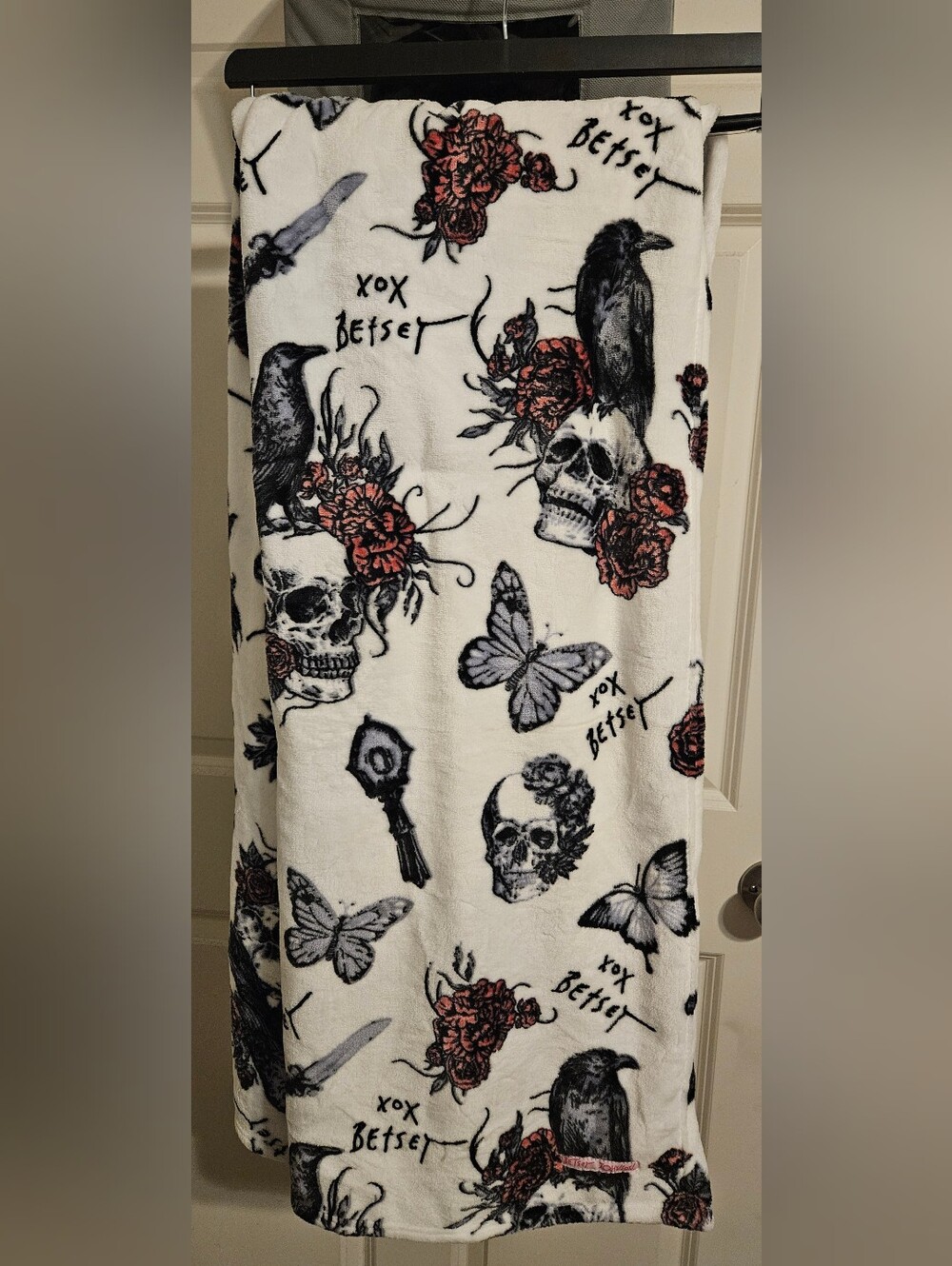 NWOT Betsey Johnson Gothic Skull and Raven Ultra-Plush Throw Blanket - Picture 7 of 7